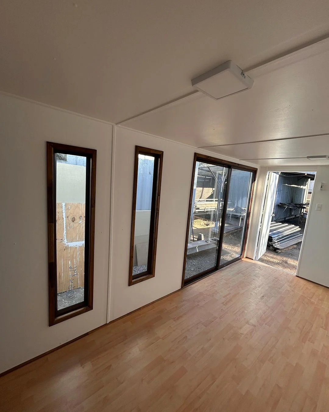 contenedor de oficina 6×3 m (18 m²) contenedor de oficina 6×3 m (18 m²)