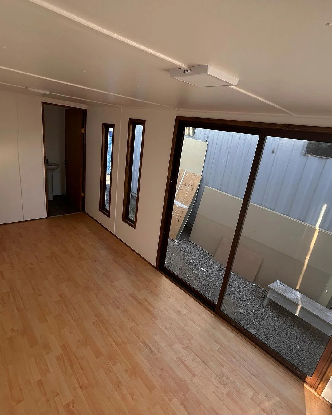 contenedor de oficina 6×3 m (18 m²) contenedor de oficina 6×3 m (18 m²)